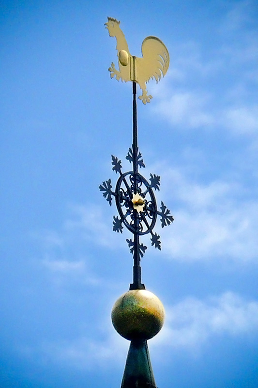 Kirchturmspitze von St. Kilian: Wetterhahn, Kreuz und goldene Kugel Foto: Ulrich Dornhoff