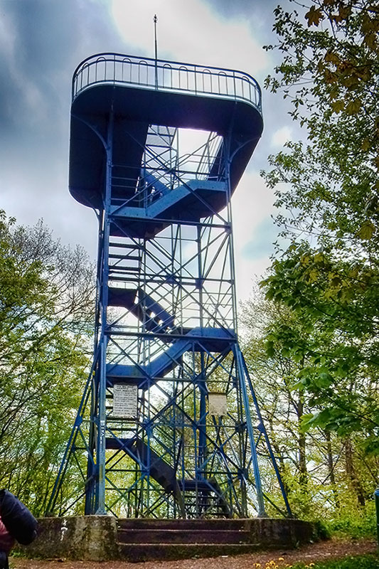Humpfertturm (Mai 2017) Eigentlich Carl-Hassel-Turm. Benannt nach Carl Hassel dem ersten Vorsitzenden des SGV Letmathe. Der erste 1891 errichtete Aussichtsturm aus Holz wurde bereits im Winter 1891/92 von einem Sturm zerstört. Der zweite im Jahr 1892 aufgestellte Holzturm wurde 1907 wegen Ameisenfrass abgerissen. Die heutige Stahlkonstruktion wurde im Juni 1908 eingeweiht. Foto: Ulrich Dornhoff