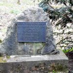 Viermarkenbaum (April 2017) Hier war bis 1975 der Grenzpunkt zwischen den Städten Hohenlimburg und Letmathe sowie den Gemeinden Ergste und Berchum. Im April 1960 wurde die abgebildete Gedenktafel aufgestellt sowie eine Platane gepflanzt. Heute verläuft hier die Grenze zwischen den Städten Hagen, Iserlohn und Schwerte.