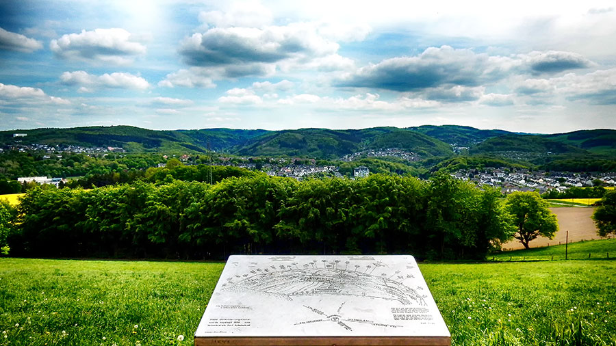 Aussichtspunkt "Arische Platte" oberhalb von Dröschede. Im Vordergrund eine Orientierungstafel des Heimatvereins Dorf Dröschede. (Mai 2018) Foto: Ulrich Dornhoff